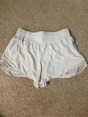 Lululemon White Hottie hots size 4, 2.5inch, high rise!